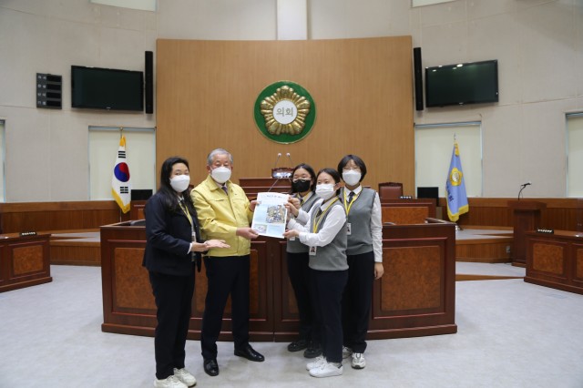 3-1 박용삼 고성군의회 의장, 고성청소년기자단과 대화의 시간 가져.JPG