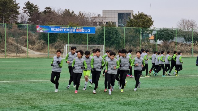 4-1 “방역관리 철저” 고성군 2022시즌 동계전지훈련 시작_고성군스포츠타운에서 전지훈련 중인 김천상무 유소년 팀.jpg