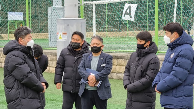 4-2 “방역관리 철저” 고성군 2022시즌 동계전지훈련 시작_동계전지훈련장을 격려방문한 백두현 고성군수.jpg