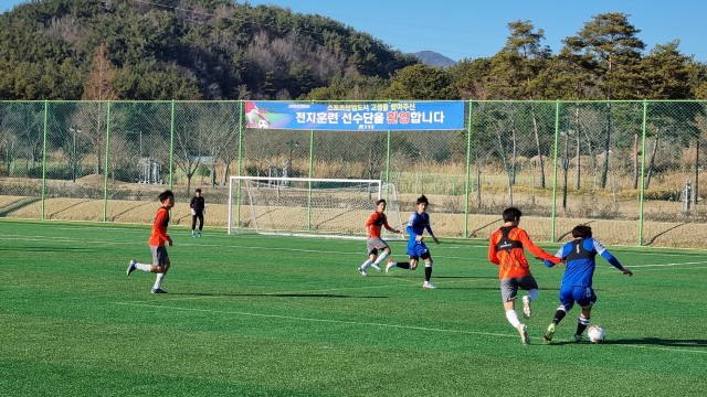 2-2 고성군, ‘동계 전지 훈련팀 유치’ 소상공인에게 큰 힘_축구전지훈련(청담FC vs 인천UTD).jpg