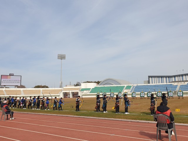 2-1 고성군, 제51회 전국소년체전 씨름, 양궁 종목 경남 대표 선발전 개최_올해 2월 고성군종합운동장에서 개최된 제40회 경남종별남여양궁대회 및 제51회 전국소체 경남1차 선발전.jpg