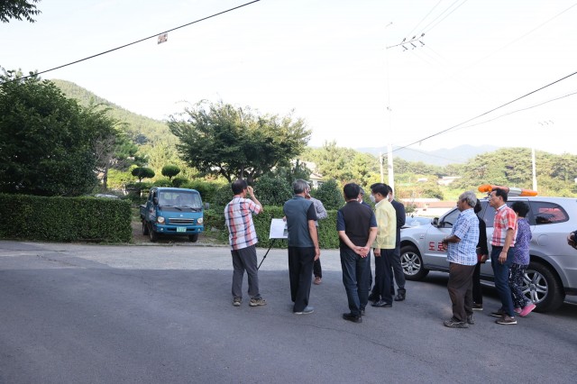 1-1 이상근 고성군수, 군민과의 소통간담회서 접수된 건의 사항 현장 방문.JPG