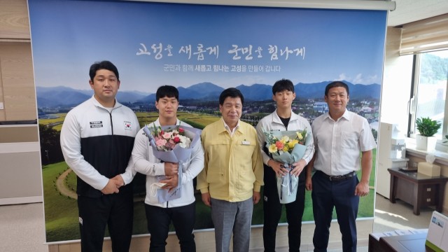 1-1 고성군 역도 영웅 박형오, 박주현 형제 ‘금은’환향!_왼쪽부터 김동우코치, 박형오 선수, 이상근 고성군수, 박주현 선수, 문성복 고성군역도연맹 회장.jpg