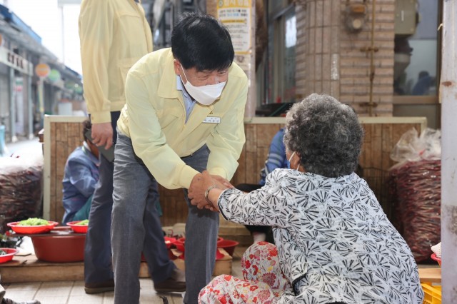 2-3 이상근 고성군수, 추석 앞둔 고성시장 방문.JPG