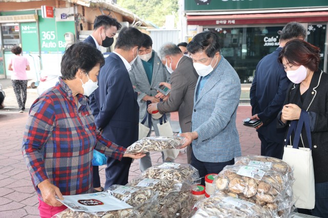 1-2 이상근 고성군수 우수 전통시장 및 산업단지 벤치마킹 나서.jpg