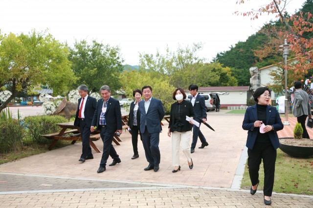 고성군의회 공룡엑스포 개막 앞두고 직원 격려 2.JPG