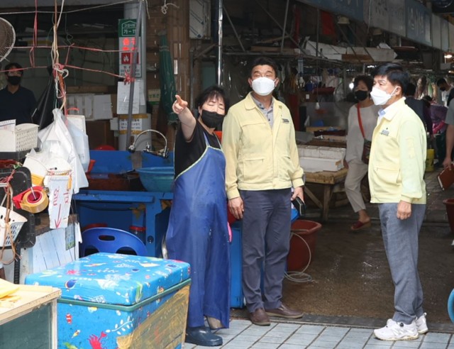 1-2 고성군 전통시장, 스마트 시장으로 발돋움 발판 마련_이상근고성군수 고성시장 현장점검.JPG