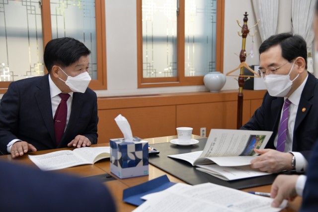 경남도-고성군-삼강엠앤티㈜ 조선해양산업특구 양촌·용정지구 해상 풍력발전 전문단지 설립을 위한 투자협약 체결 3_이상근 고성군수와 이창양 산자부 장관.jpg