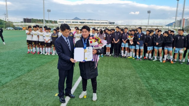 1-4 경남고성FCU15, 경남지역 2022 전국 중등 축구리그 전승 우승 ‘대기록’ 2022 전국 중등 축구리그 왕중왕전 정조준_우수지도자상 이재연.jpg