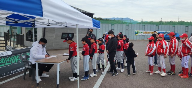 4-1 고성군을 찾아온 산타클로스, NC다이노스 김시훈 선수_2022.12.3.고성군야구장에서 열린 김시훈선수 사인회.jpg