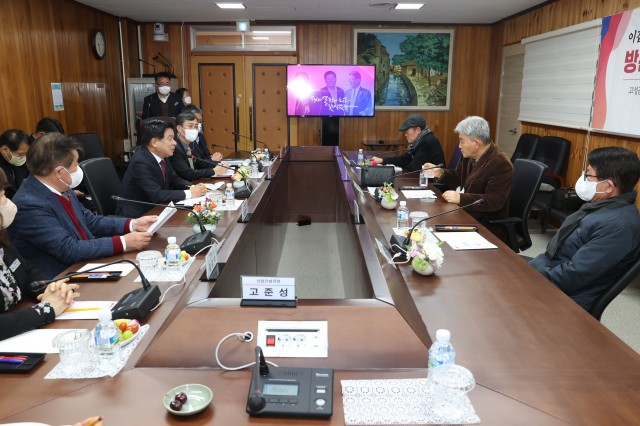 1-3 고성군 전·현직 군수, 한자리에 모여 고성 발전을 위한 ‘소통의 장’ 열어.JPG