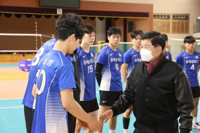 2-3 이상근 고성군수, 동계 전지훈련 팀 격려.JPG