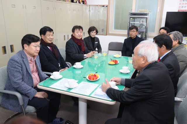 1-1 이상근 고성군수, 설맞이 관내 복지시설 위문.JPG