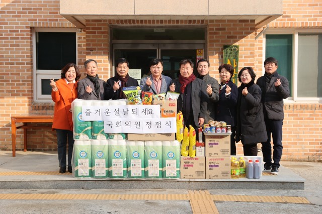 1-2 이상근 고성군수, 설맞이 관내 복지시설 위문.JPG