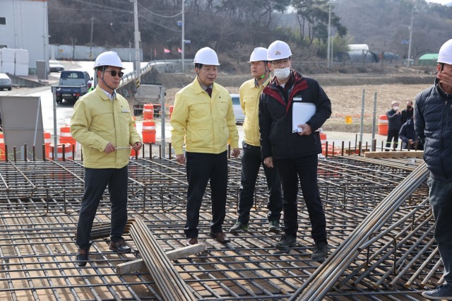 1-4 이상근 고성군수, 악양교 위험 교량 재가설 현장 점검에 나서.JPG