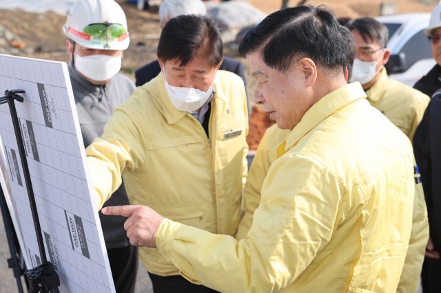 1-3 이상근 고성군수, 대평교차로·덕군선 도로공사 현장 점검에 나서_덕군선.JPG