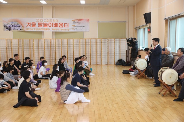 2-2 이상근 고성군수, 전통을 잇는 ‘고성오광대 탈놀이’ 배움터 찾아 현장 격려.JPG