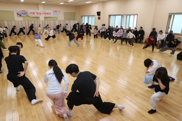 2-1 이상근 고성군수, 전통을 잇는 ‘고성오광대 탈놀이’ 배움터 찾아 현장 격려.JPG