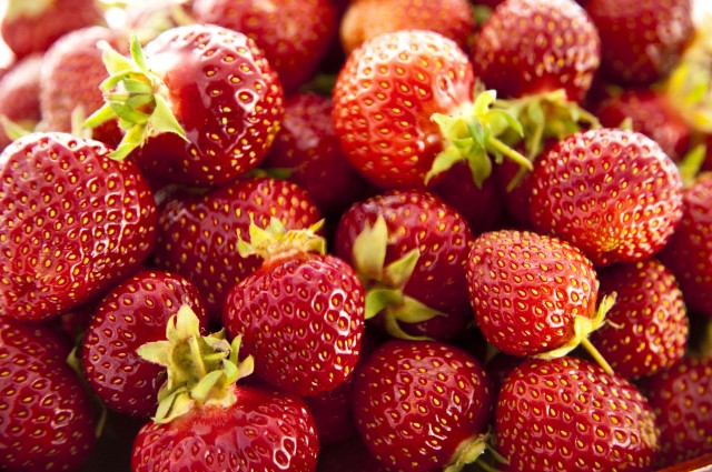 strawberries-SBI-300423448.jpg