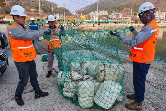 29일 SK오션플랜트 임직원들이 사업장 인근 해안의 폐스티로폼을 수거하고 있다.jpg