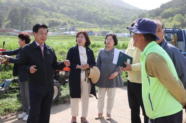 2-2 이상근 고성군수, 친환경농업 현장에서 소통 이어가다.JPG