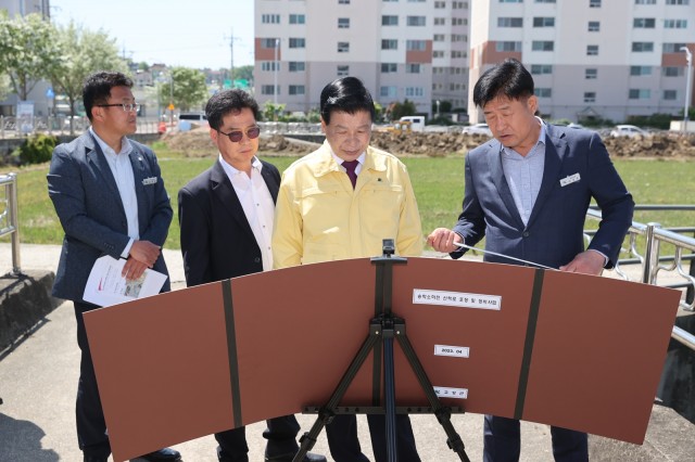 2-1 이상근 고성군수, 송학리 생태하천 조성 사업지 방문해 현장 행정 펼쳐.JPG