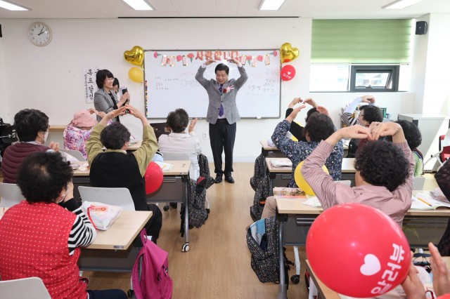 2-2 이상근 군수, 초등학력 인정 문해교육 ‘늘배움학교’ 방문.JPG