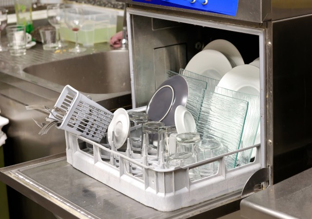 Dishwasher-in-a-restaurant-850764.jpg