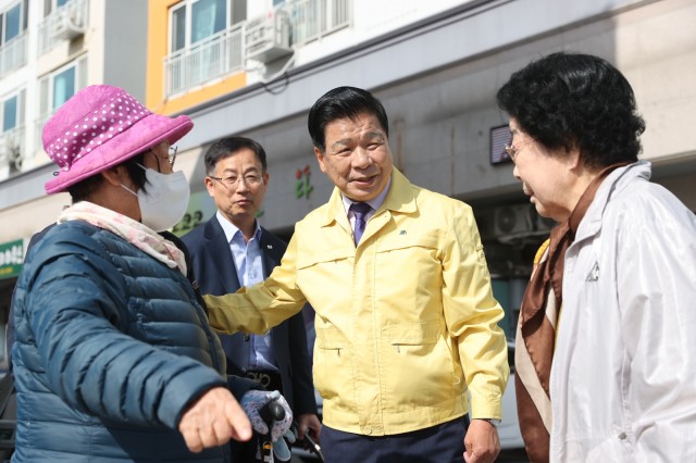 2-1 이상근 군수, 상인과의 협력 강화를 위한 고성시장 방문.JPG