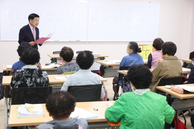 1-2 이상근 고성군수, 중등학력인정 문해교육 ‘글봄학교’ 방문.JPG