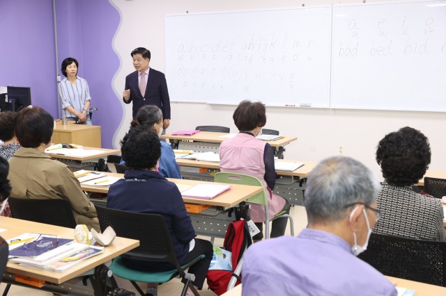 1-1 이상근 고성군수, 중등학력인정 문해교육 ‘글봄학교’ 방문.JPG