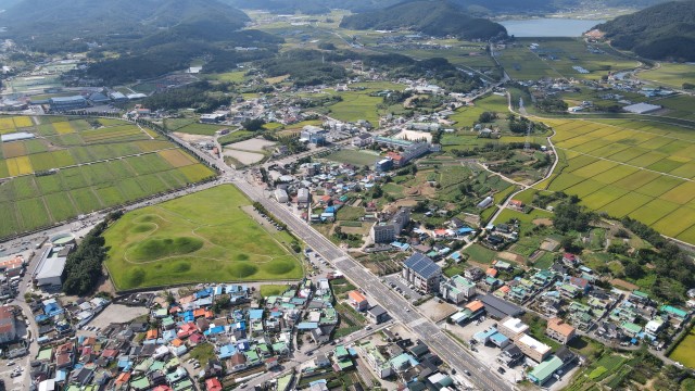 2-1 고성군  ‘역사와 문화가 함께하는 고성 건설’을 위한 2024년 문화유산 보수정비 국비 57억2천8백만 원 확보(고성 송학동고분군 15호분 16호분 원경_2023.09).JPG