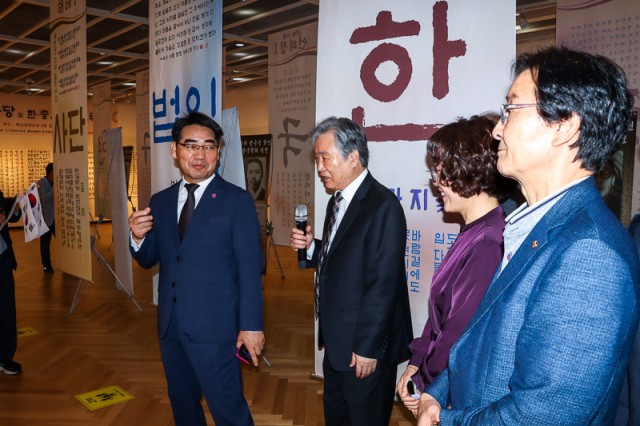 이론서의 내용을 작품으로 승화한 한벗 김영미 작가와 부시장(2전시실).jpg