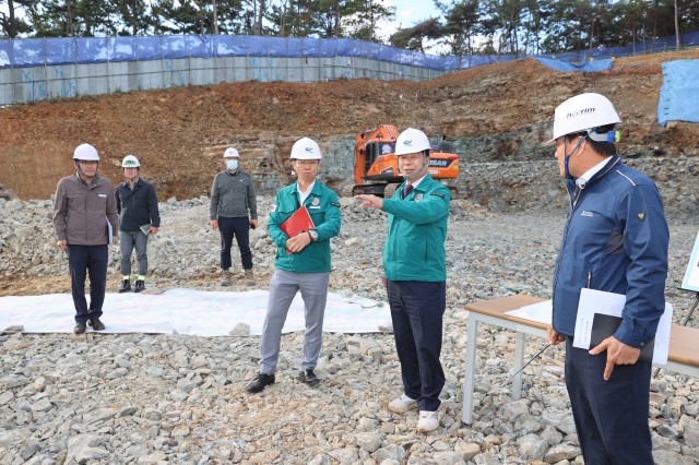 1-2 이상근 고성군수, 고성군 유스호스텔 건립사업 현장 점검.jpg