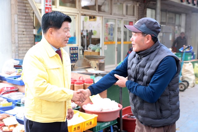 1-3 이상근 고성군수, 새해맞이 고성공룡시장 및 고성시장 방문.JPG