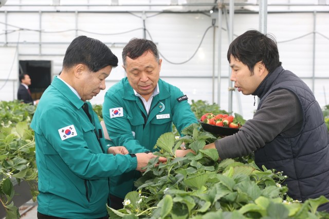 [포맷변환1-1 이상근 고성군수, 귀농 청년 농업인 방문 격려.jpg