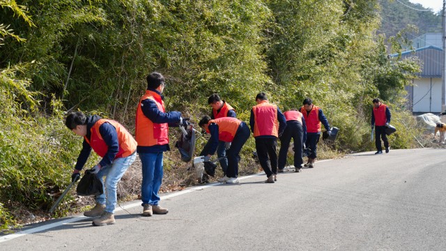 SK오션프랜트 띠앗봉사단 검포 전통마을숲 플로깅 봉사활동 (1)-1.jpg