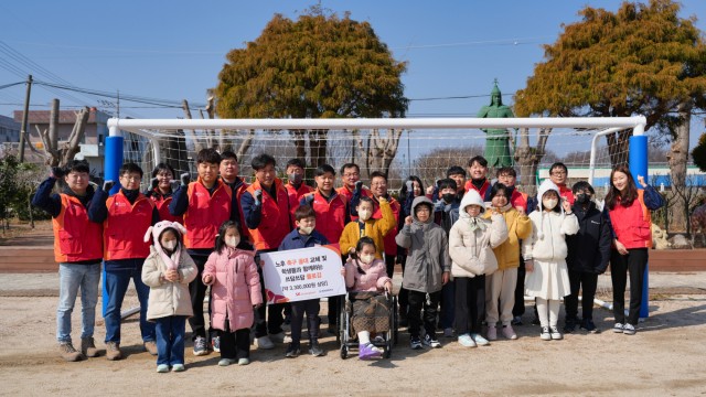 SK오션플랜트 띠앗봉사단 고성군 동해초등학교 노후 축구골대 교체 기부 1-1.jpg