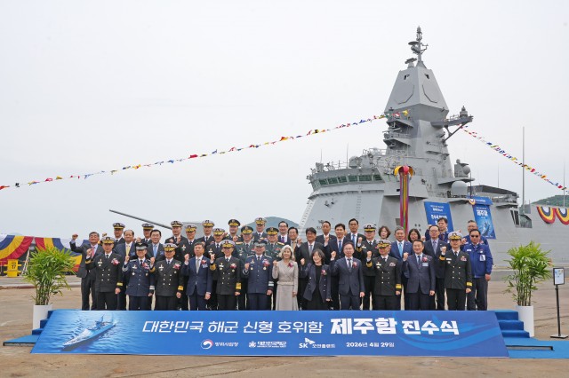 SK오션플랜트 제주함 진수식 내외빈 기념촬영 1.jpg